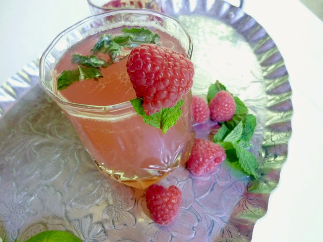 Rhubarb Raspberry Gin Fiz