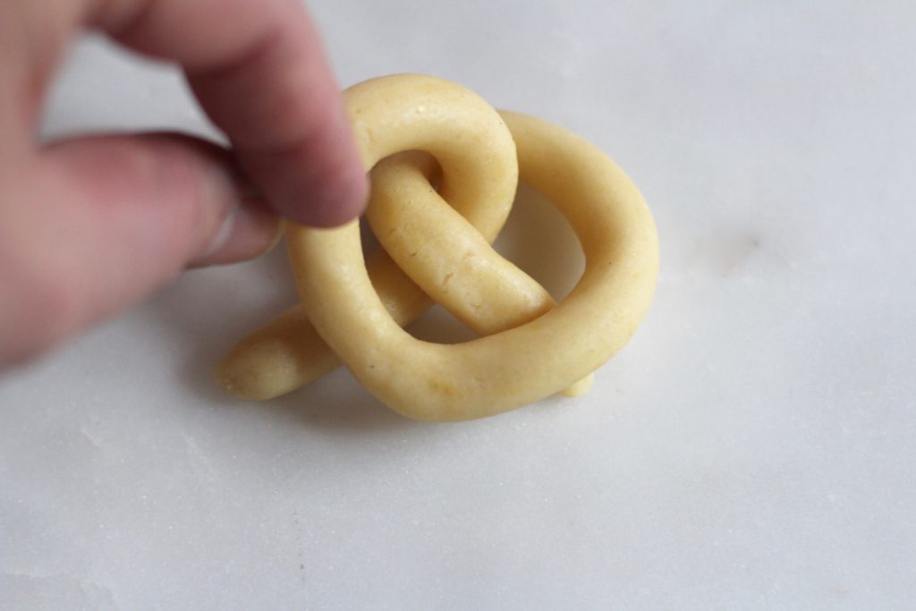 How to form pretzel cookies