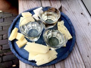 't Kaaswinkeltje gouda netherlands wine & cheese sampler