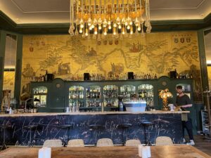 9 Notable Munich Mainstays: Die goldene bar munich Germany