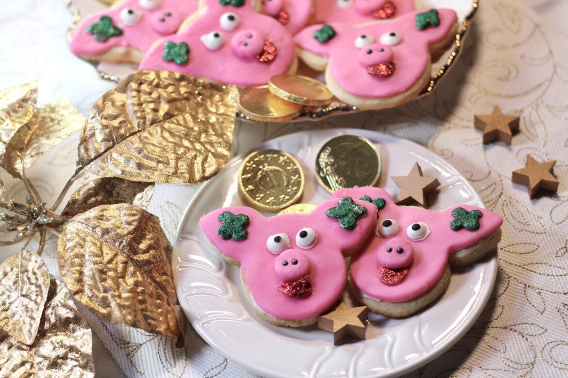 Lucky Pig Fondant Cookies