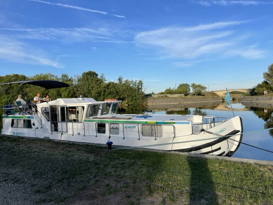 Houseboating France's Yonne River Vermenton France