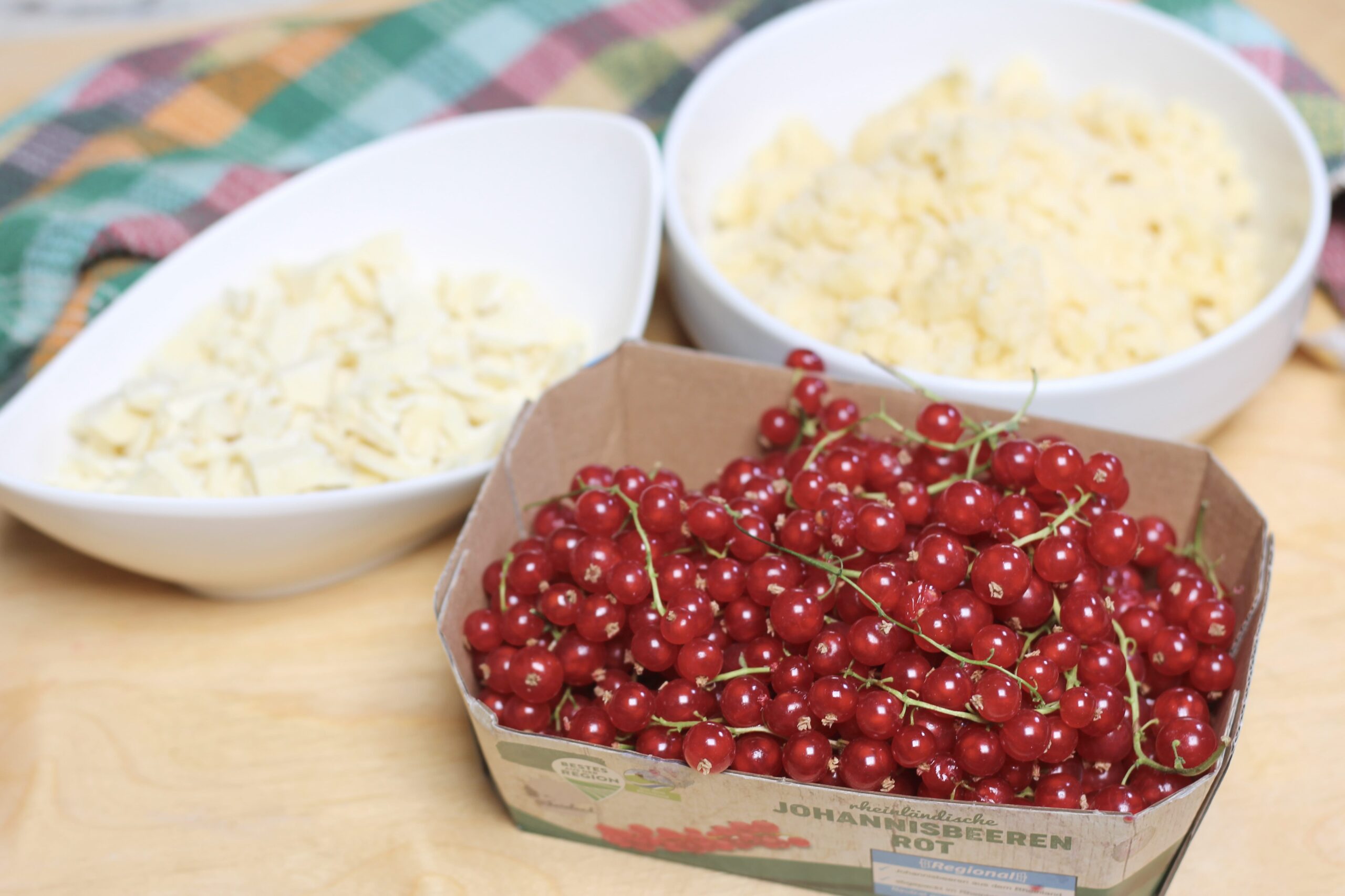 White Chocolate, red Currants, Streusel