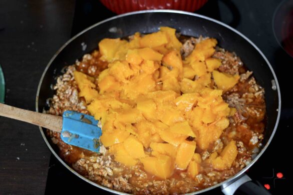 Frying-Ground-Pork-and-Pumpkin-2 sauteeing ground pork and pumpkin